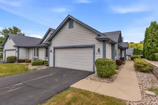 978 Bay View Cir, Mukwonago, WI 53149 - Photo 1