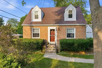 828 N 113th St, Wauwatosa, WI 53226 - Photo 2