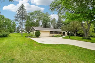 1389 Glenbrook Dr, Cedarburg, WI 53012 - Photo 2