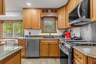 11825 W Elmhurst Pkwy, Wauwatosa, WI 53226 - Photo 8