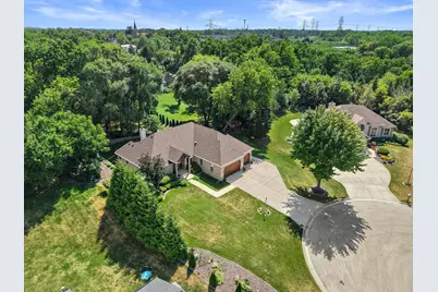 11221 W Drake Ln, Franklin, WI 53132 - Photo 2