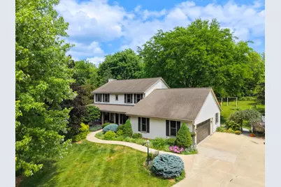 952  Greenway Ter, Hartland, WI 53029 - Photo 1