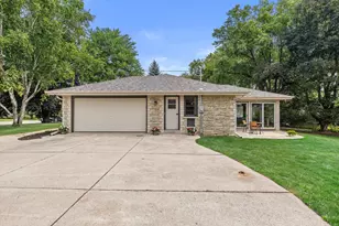N61W23015 Silver Spring Dr, Sussex, WI 53089 - Photo 36