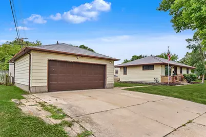 8651 W Crossfield Ave, Milwaukee, WI 53225 - Photo 18