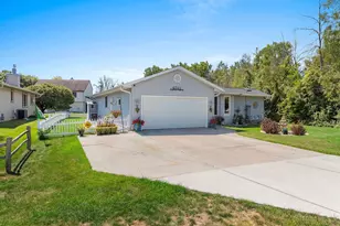 4517 Harvest Cir, Manitowoc, WI 54220 - Photo 2