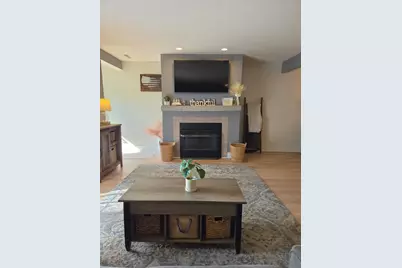 W240N2566 E Parkway Meadow Cir #3, Pewaukee, WI 53072 - Photo 6