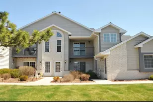 W240N2566 E Parkway Meadow Circle, Pewaukee, WI 53072 - Photo 1