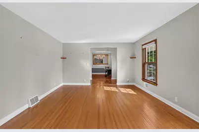 427  Susan Ln, Thiensville, WI 53092 - Photo 6