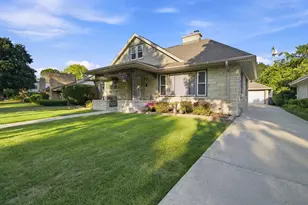 10727 W Grantosa Dr, Wauwatosa, WI 53222 - Photo 2