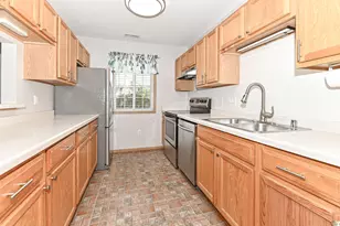 7122 Fieldview Dr, Racine, WI 53406 - Photo 10