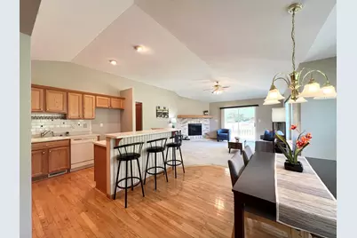 W141N9757  Knollcrest Cir, Germantown, WI 53022 - Photo 4
