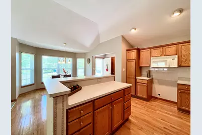 W141N9757  Knollcrest Cir, Germantown, WI 53022 - Photo 8