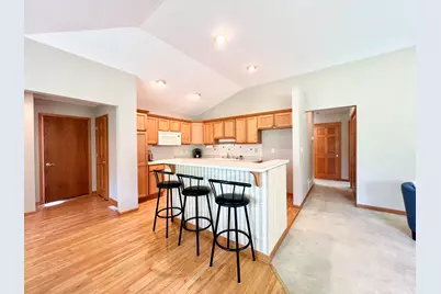 W141N9757  Knollcrest Cir, Germantown, WI 53022 - Photo 10