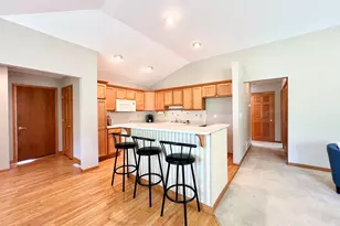 W141N9757 Knollcrest Cir, Germantown, WI 53022 - Photo 10