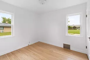 10110 S Shepard Ave, Oak Creek, WI 53154 - Photo 12