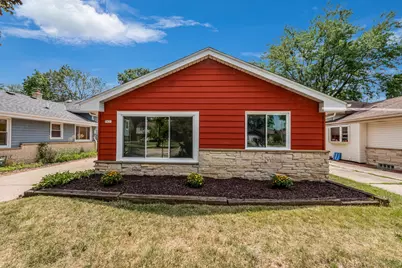 9821 W Grantosa Dr, Wauwatosa, WI 53222 - Photo 2