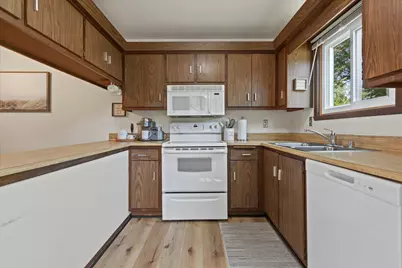 16250 W Coachlight Dr, New Berlin, WI 53151 - Photo 12