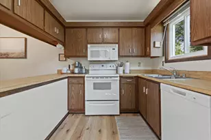 16250 W Coachlight Dr, New Berlin, WI 53151 - Photo 12
