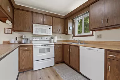 16250 W Coachlight Dr, New Berlin, WI 53151 - Photo 10