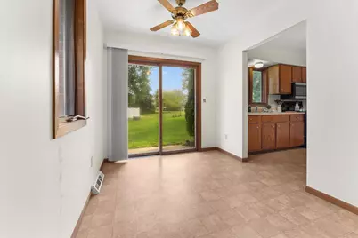 272  Karen Ct, Hartford, WI 53027 - Photo 8