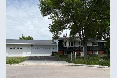 407  Glenview Ct, Fort Atkinson, WI 53538 - Photo 2