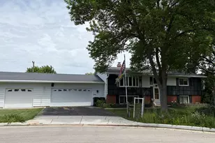 407 Glenview Ct, Fort Atkinson, WI 53538 - Photo 2