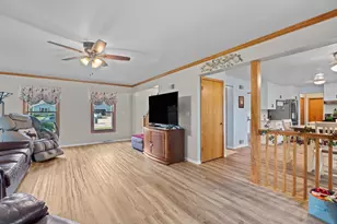N103W16612 Country Ct, Germantown, WI 53022 - Photo 8