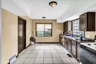 3172 N 30th St, Milwaukee, WI 53216 - Photo 6