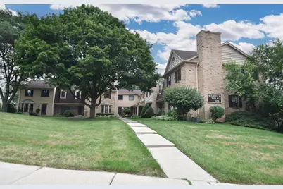 384  Willow Grove Dr #F, Pewaukee, WI 53072 - Photo 4
