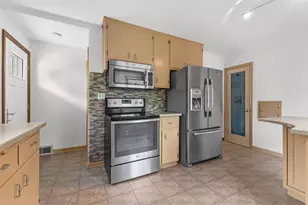 11004 W Wisconsin Ave, Wauwatosa, WI 53226 - Photo 16