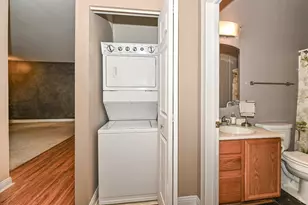 8634 S Roxbury Way, Oak Creek, WI 53154 - Photo 20