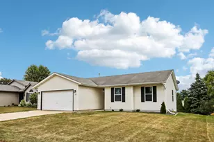413 Broadmoore Dr, Hartford, WI 53027 - Photo 2