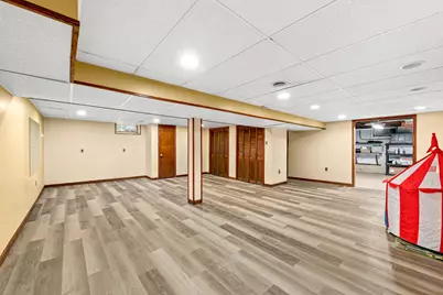 7001 W Burdick Ave, Milwaukee, WI 53219 - Photo 26