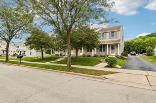 2070 Cliff-Alex Ct, Waukesha, WI 53189 - Photo 2