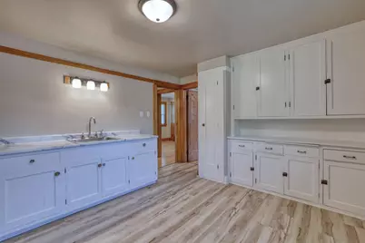 2225  S 82nd St, West Allis, WI 53219 - Photo 8