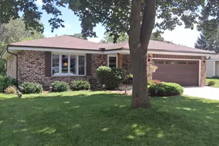 548 Oakwood Dr, Hartland, WI 53029 - Photo 1