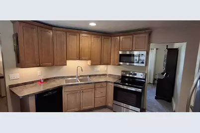 548  Oakwood Dr, Hartland, WI 53029 - Photo 2