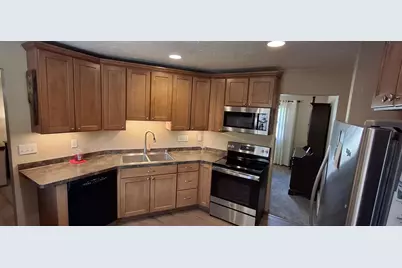 548  Oakwood Dr, Hartland, WI 53029 - Photo 8