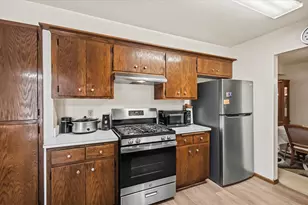 2517 W Chestnut Rd, Mequon, WI 53092 - Photo 10