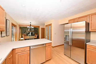 14335 W Meadowshire Ct, New Berlin, WI 53151 - Photo 6