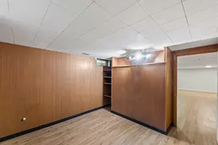 2800 N Hartung Ave, Milwaukee, WI 53210 - Photo 32