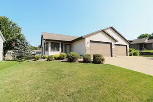 301 Crestwood Ln, Onalaska, WI 54650 - Photo 1
