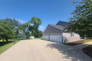 W220S3864 Crestview Dr, Waukesha, WI 53189 - Photo 22