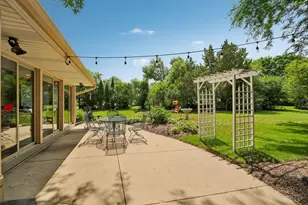 W182N8323 Georgetown Dr, Menomonee Falls, WI 53051 - Photo 6