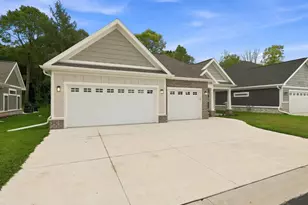327 Lynx Ln, Manitowoc, WI 54220 - Photo 2