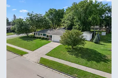 309  Braatz Dr, Kewaskum, WI 53040 - Photo 2