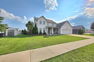 8401 Kingsway Ln, Sturtevant, WI 53177 - Photo 4