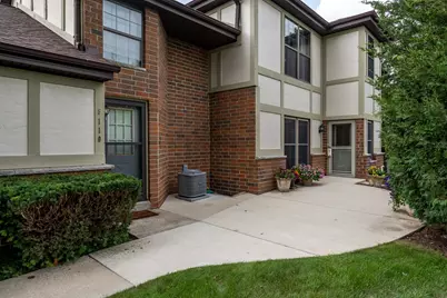 8110 S Forest Hills Cir, Franklin, WI 53132 - Photo 2