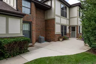 8110 S Forest Hills Circle, Franklin, WI 53132 - Photo 2