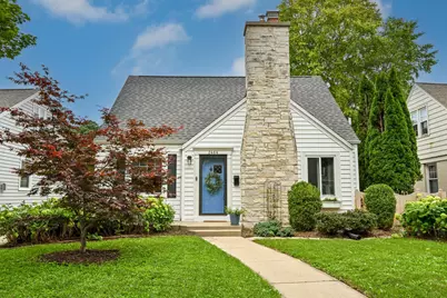 2464 N 82nd St, Wauwatosa, WI 53213 - Photo 2